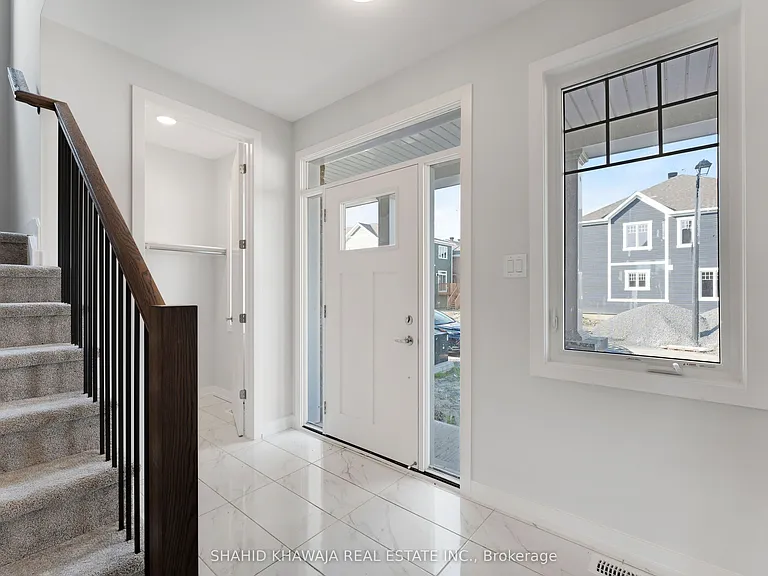 93 Hackamore Cres — Photo 4