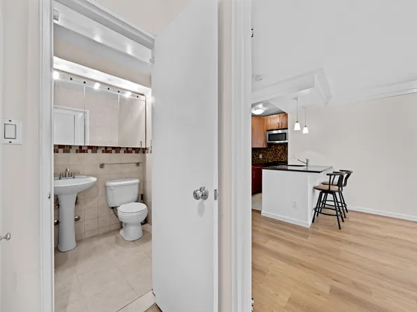 240 East 35th Street image 13 of 18