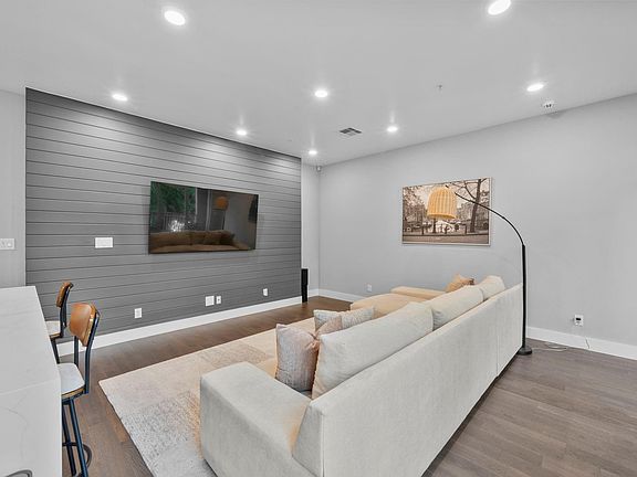 3rd image of 207 Pierce St #209