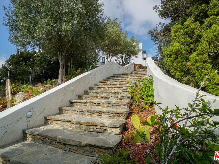 13211 Mulholland Dr — Photo 41
