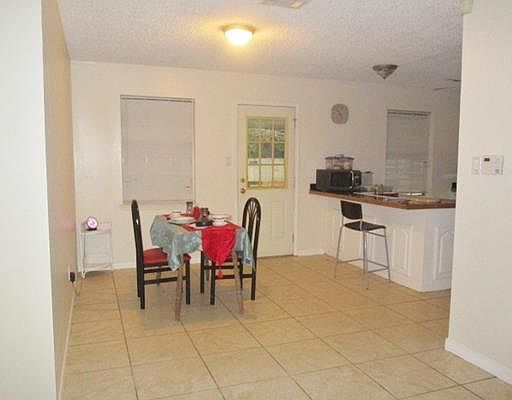 3rd image of 1412 Hillcrest St