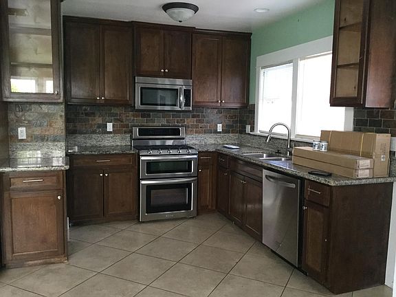 3rd image of 2733 E De Soto St