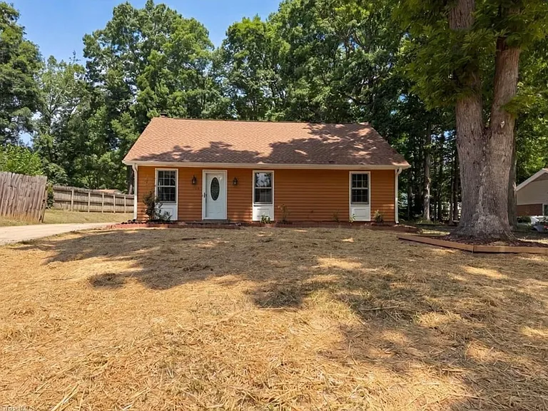 4708 Chaucer Dr — Photo 10