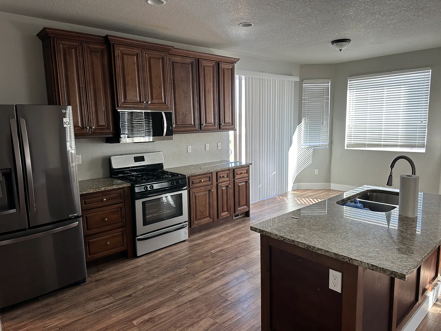 4 bed, 3284 sqft, $3,200 — Photo 1