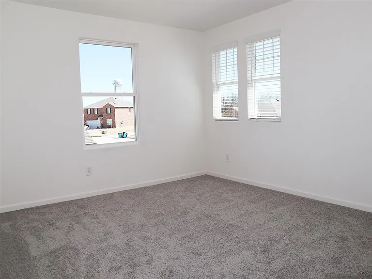 831 Lexington Ln — Photo 6