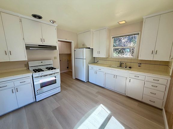 4th image of 900 Bonita Dr