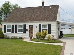 30 Harness Ln, Levittown, NY 11756