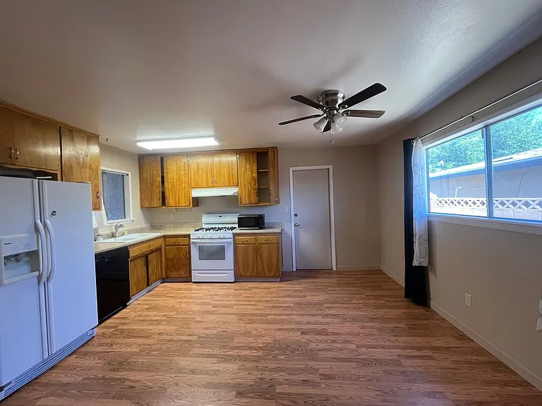 902 Oakwood St — Photo 19