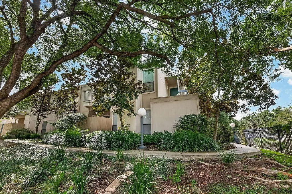 2 bed, 2.0 bath, 1137 sqft, $1,950 — Photo 2