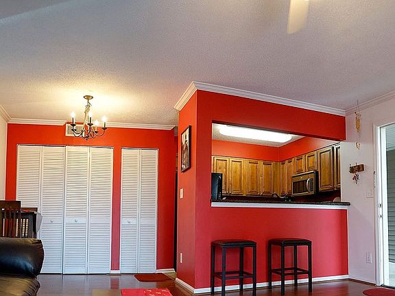 4th image of 120 15th St E APT 212