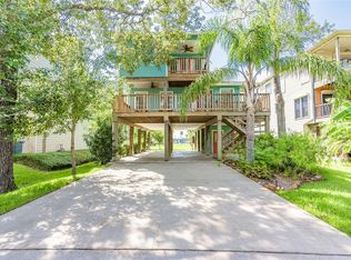 410 Oak Rd, Clear Lake Shores, TX 77565