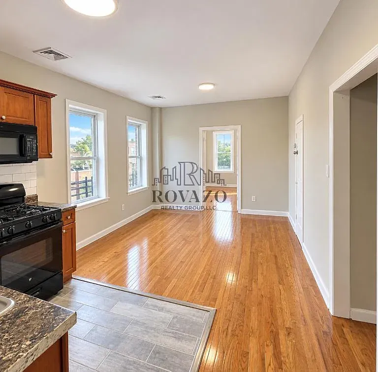 2 bed, 700 sqft, $1,750 — Photo 3