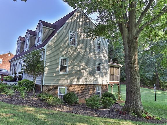 5th image of 212 Sandy Dr