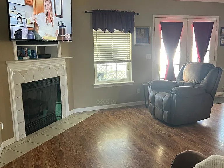 405 Century Dr — Photo 3