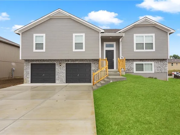 1303 SW Burns Cir, Oak Grove, MO 64075