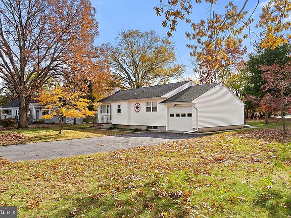 2nd image of 5 Chestnut Hill Dr