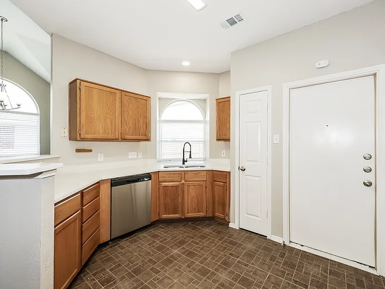 2124 Creek Royal Dr — Photo 8