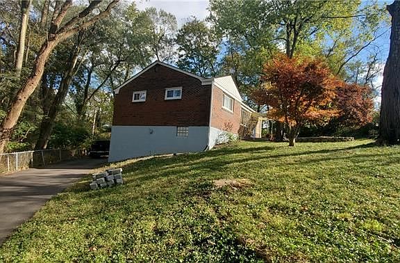 4th image of 1990 Hillcrest St