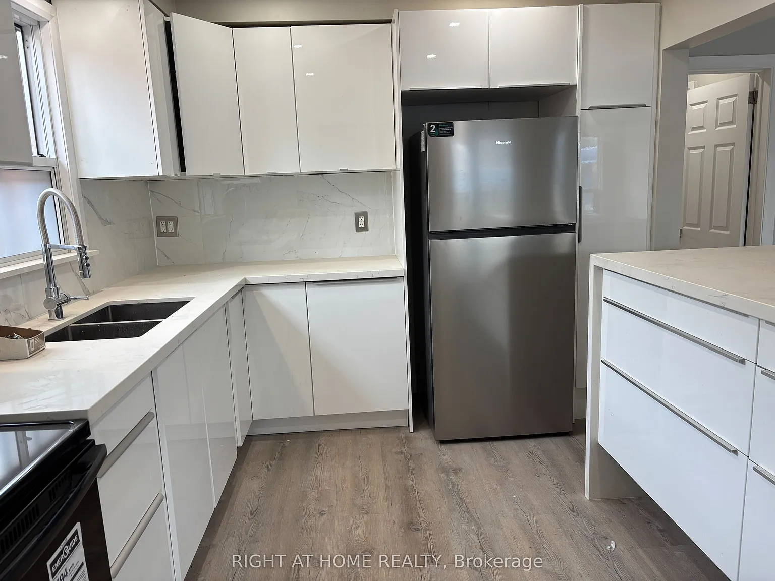 513 Oakwood Ave — Photo 2