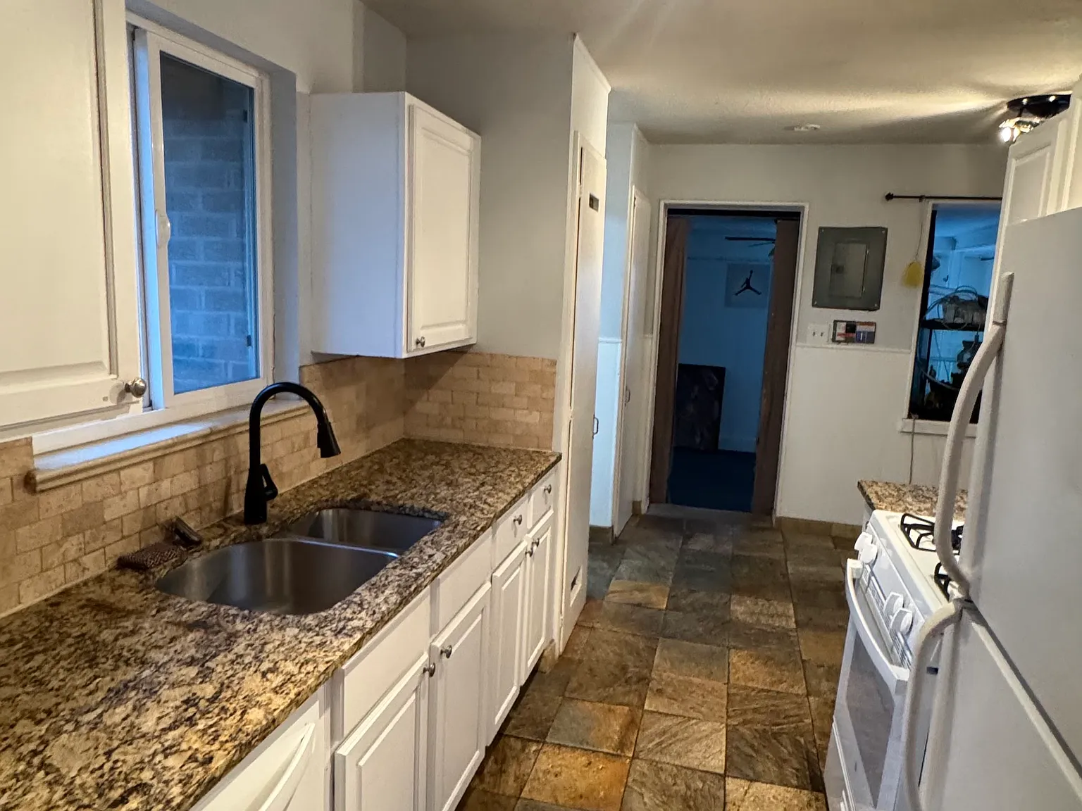 3 bed, 1014 sqft, $2,500 — Photo 2