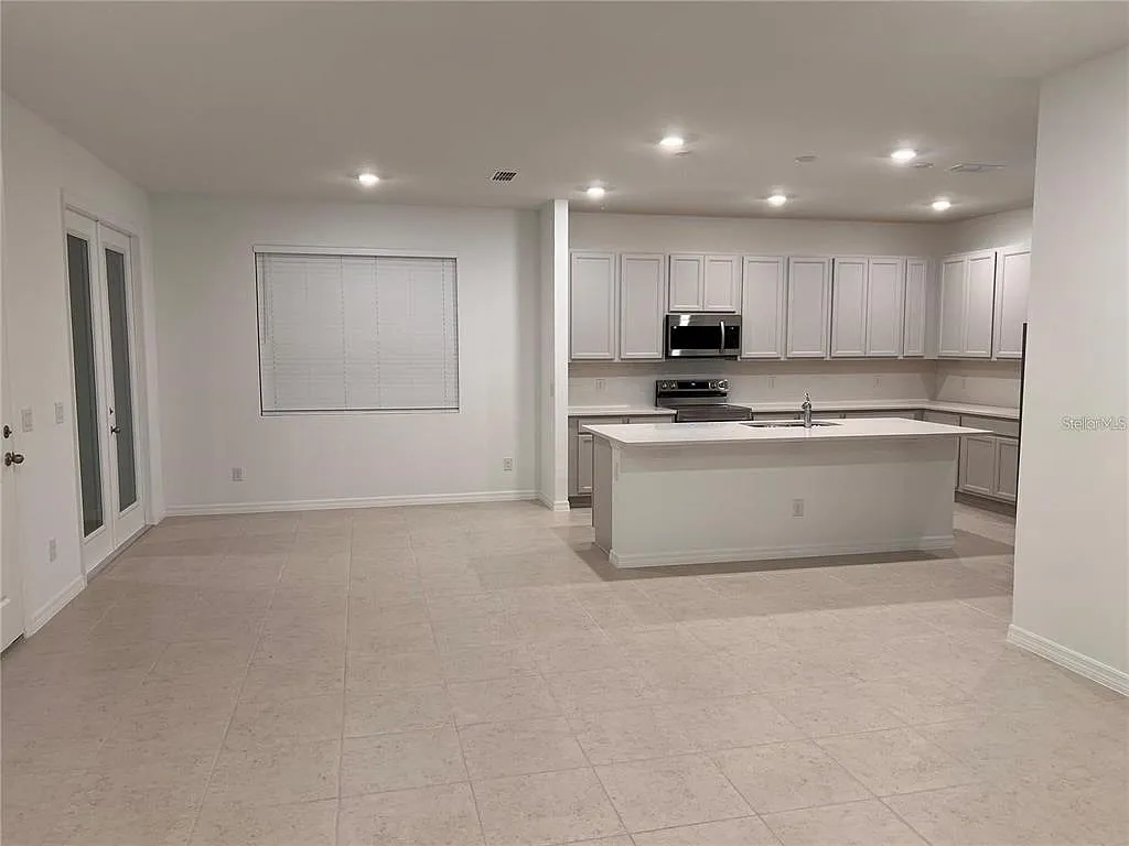 4 bed, 3.0 bath, 2048 sqft, $3,400 — Photo 4
