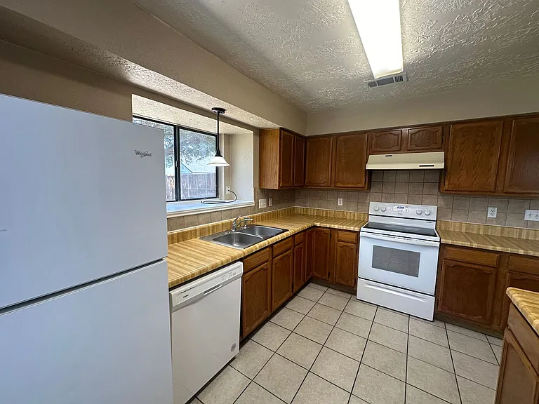 4045 Cavalry Dr — Photo 16