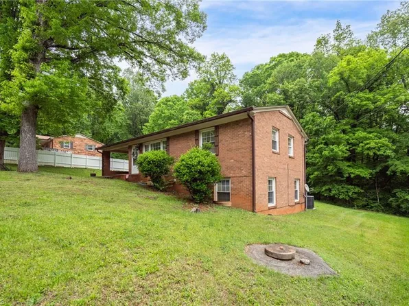 3205 Goslen Dr, Pfafftown, NC 27040