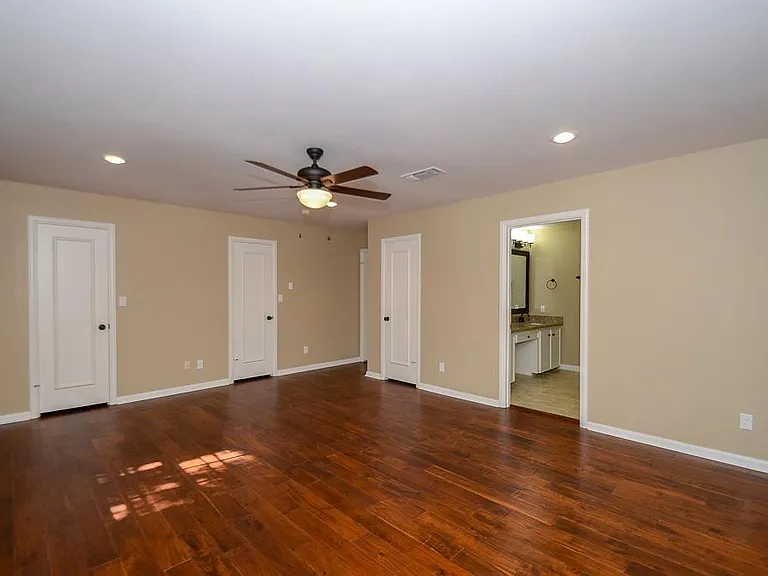 573 N Post Oak Ln — Photo 21