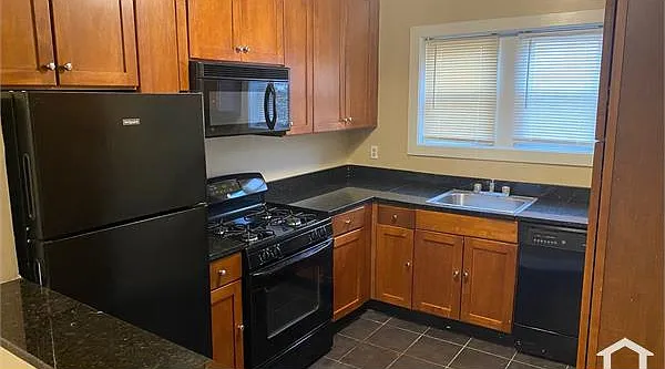 3 bed, 920 sqft, $2,129 — Photo 1
