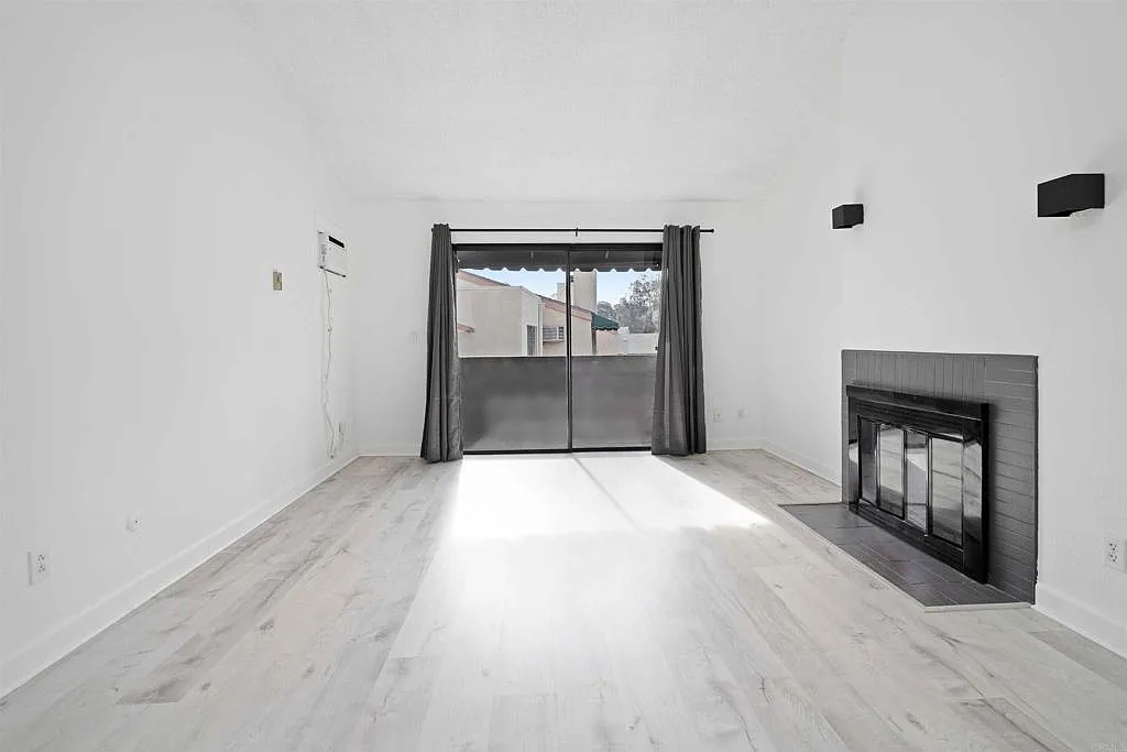 2 bed, 924 sqft, $2,700 — Photo 3