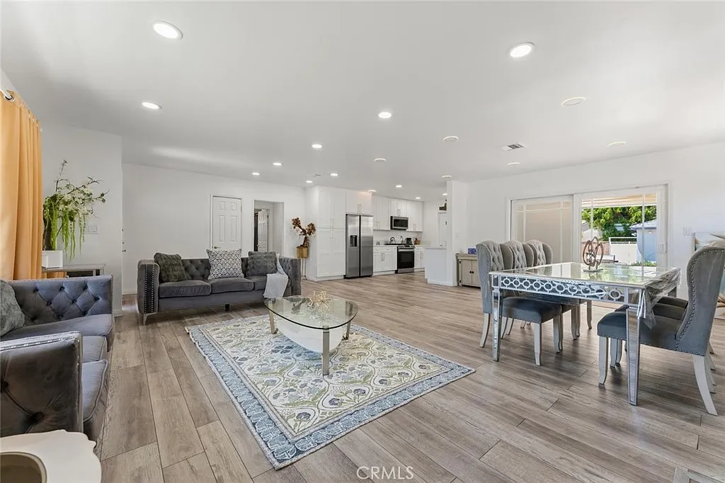 3 bed, 1502 sqft, $5,999 — Photo 2