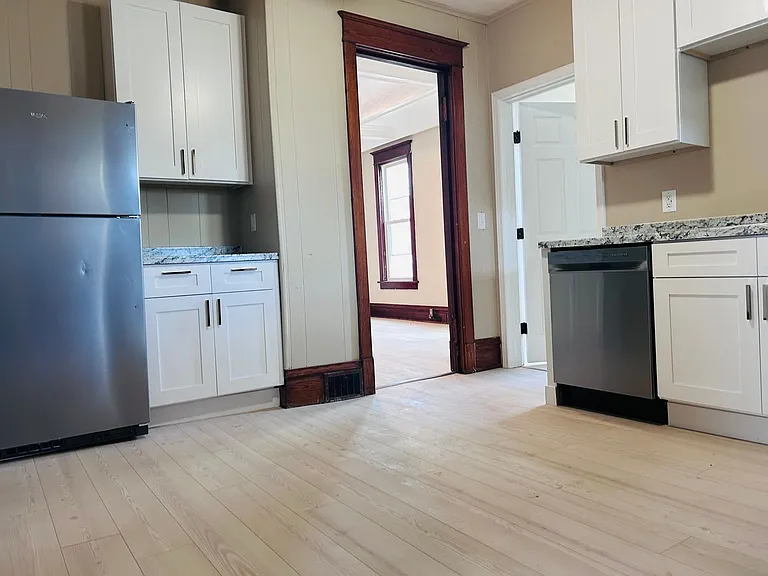 440 Winona St — Photo 8