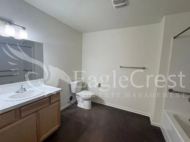 942 NE Spitzenburg St — Photo 44