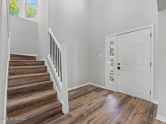 3rd image of 3611 Hedgewood Cv