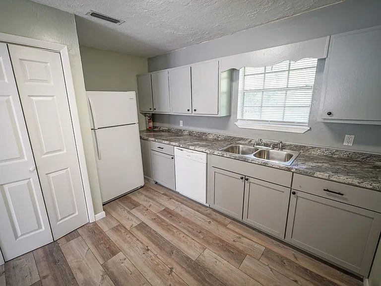 2304 Hartsfield Ct #B — Photo 8