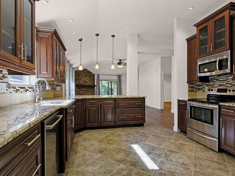 1st image of 2078 Camelot Dr