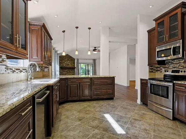 2078 Camelot Dr, Lewisville, TX 75067