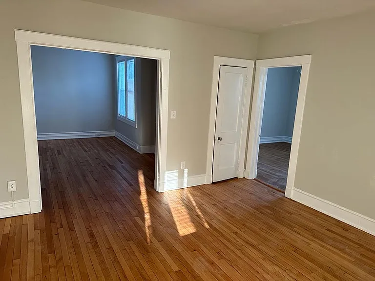 2400 Barton Ave — Photo 25