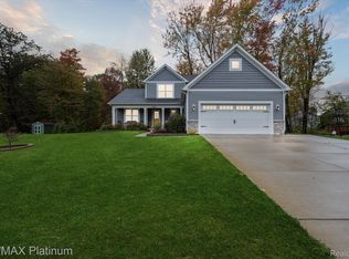 1045 Woods Edge Dr, Hartland, MI 48353
