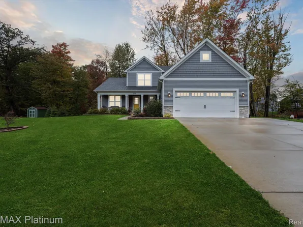 1045 Woods Edge Dr, Hartland, MI 48353