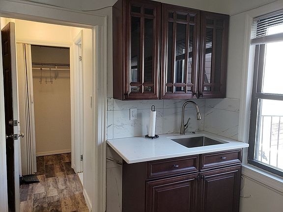 3rd image of 259 Devoe St Floor 2