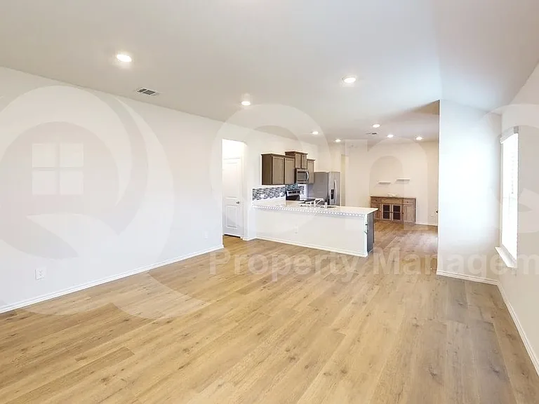 915 Presleigh Dr — Photo 5