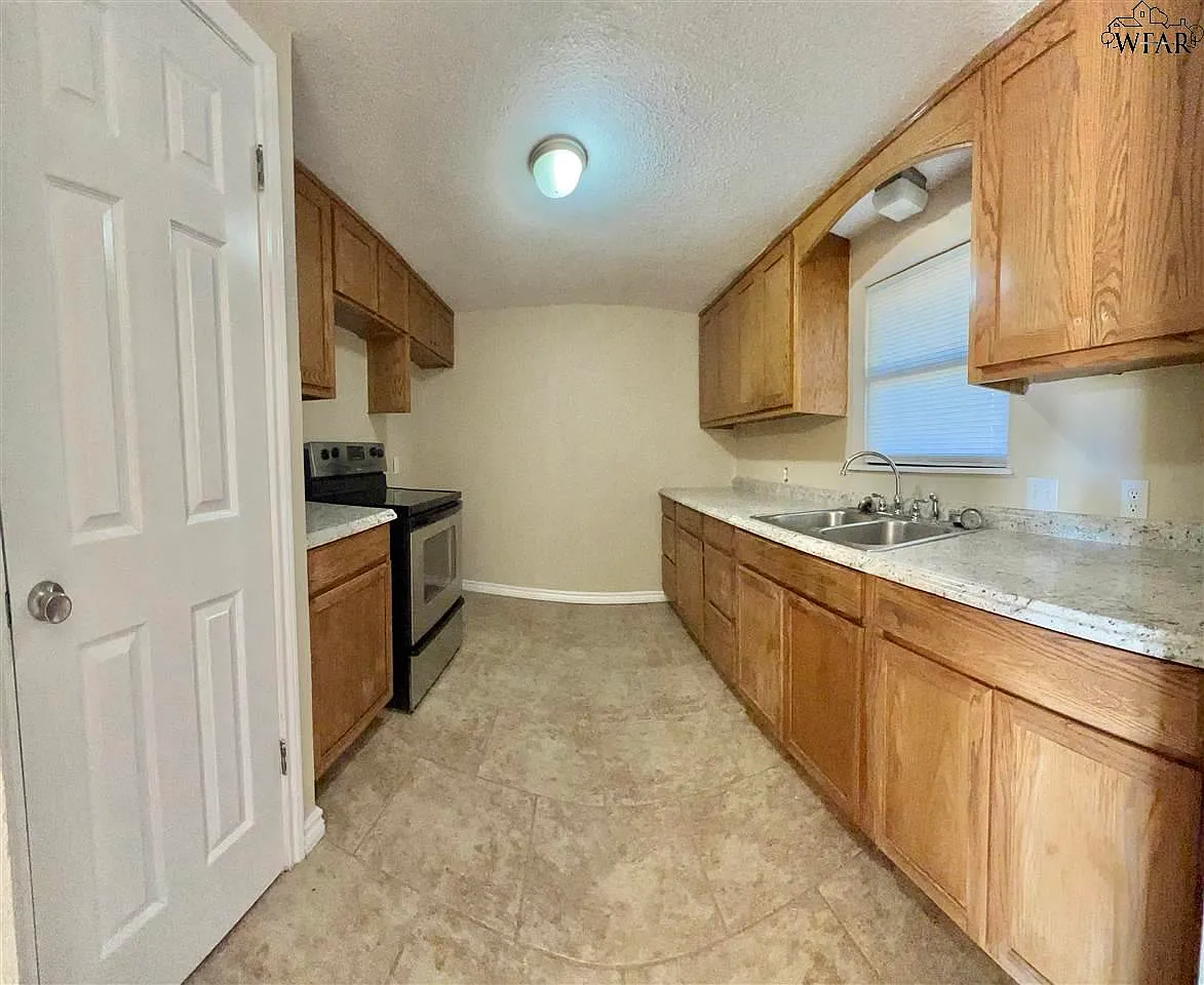 3 bed, 1.0 bath, 1117 sqft, $1,550 — Photo 4