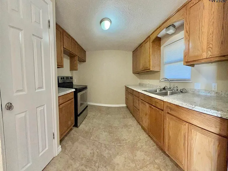 513 N Bois D Arc St — Photo 4