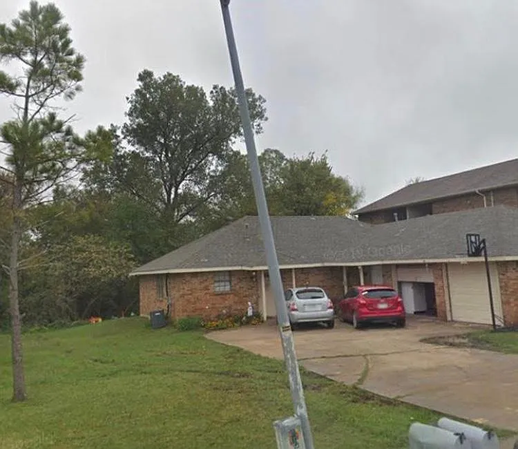 600 E Oak St — Photo 3