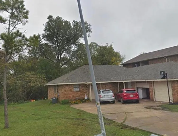600 E Oak St — Photo 3