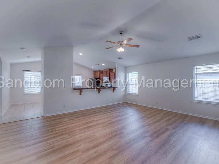10418 S James St — Photo 4