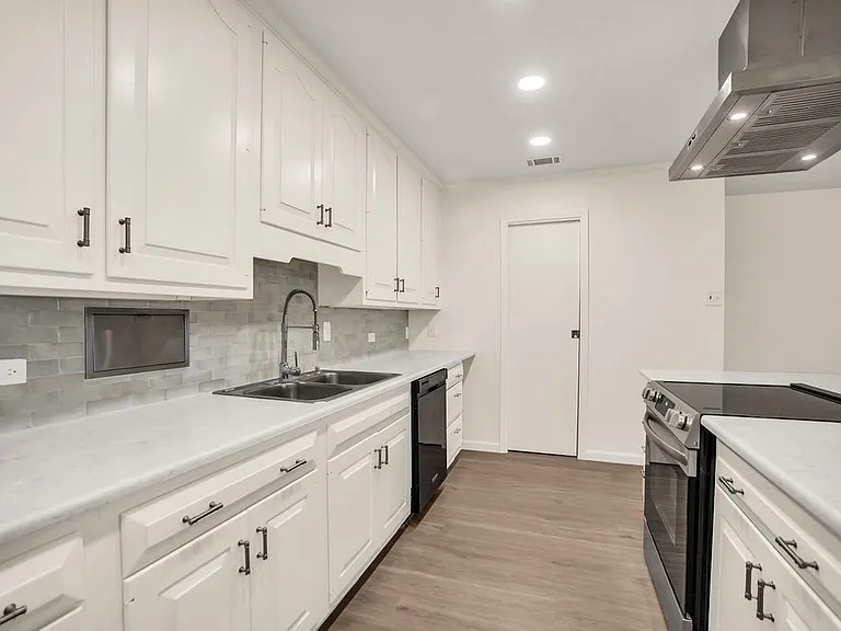 6335 W Northwest Hwy #411 — Photo 11