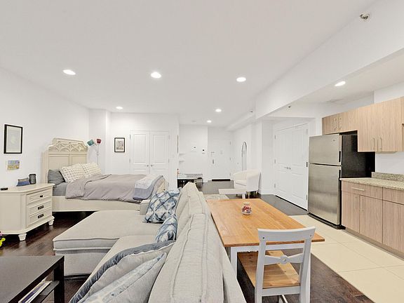 5th image of 203 E 121st St #11B
