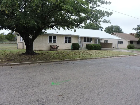 1701 N Trent St, Goldthwaite, TX 76844
